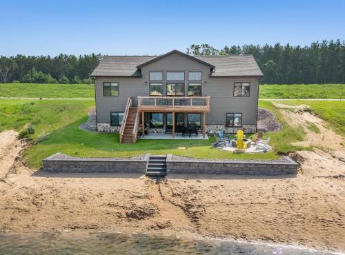 New Listing Lakeside Beach Sleeps 15+ Pet friendly