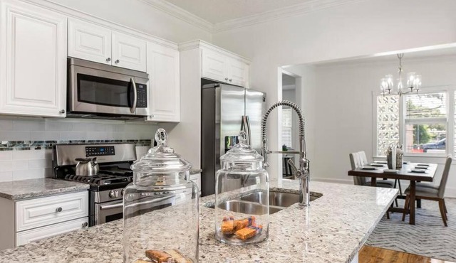 New Listing Large Home Near Mercedes Benz Stadium Sleeps 12 Coffee BBQ AC Parking