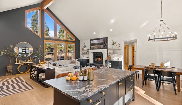 New Listing, Luxury Home in Sunriver, 1-Story, Sleeps 10, SHARC passes, Hot Tub