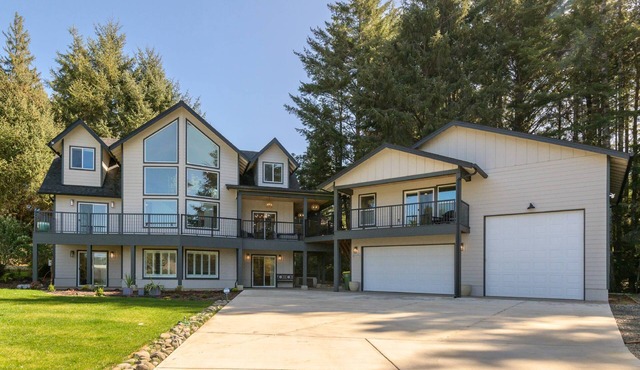 New Listing! Luxury 6 bedroom, 5 bath lake home with hot tub, sauna. dock and lake access