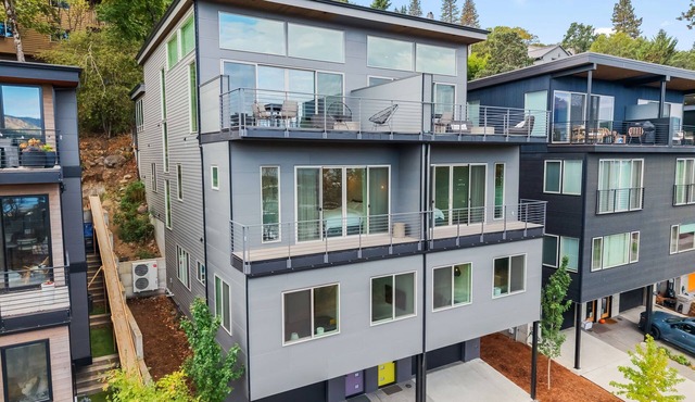 NEW LISTING. Magnificent brand new 5bed/3.5bth, overlooking dt Hood River
