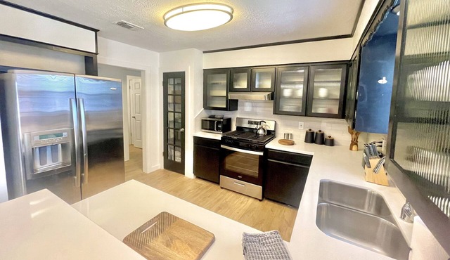 NEW LISTING Mid-Century Modern, The Oliver Retreat, in Aggieland - Sleeps 10