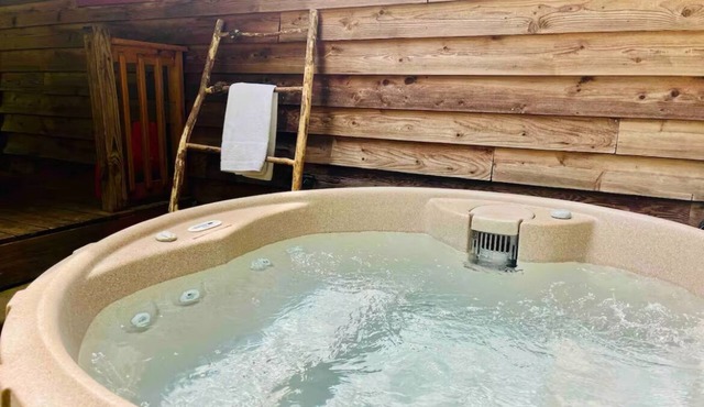 NEW LISTING!Mountain Cabin on 3acres w/HOT TUB CLOSE TO SEVIERVILLE PIGEON FORGE