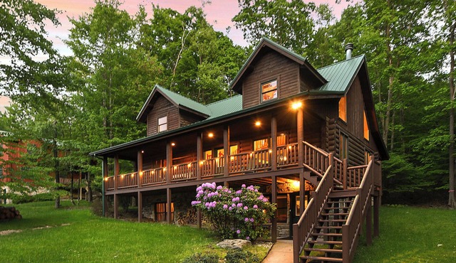 New Listing! New 7 Person HotTub & GrillnFirePit 2 Arcades 9 Minutes to Wisp!