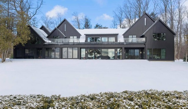 *NEW LISTING* Newly Built Walloon Lodge with Guest Houses