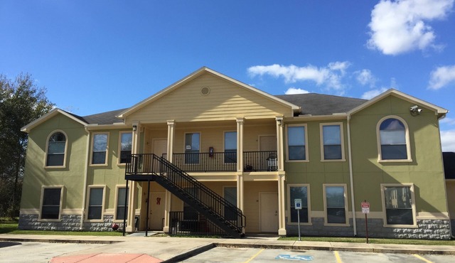 New Listing! Newly furnished condo, I-10 West/Beltway 8, 4 bedrm 2 bath, 77080