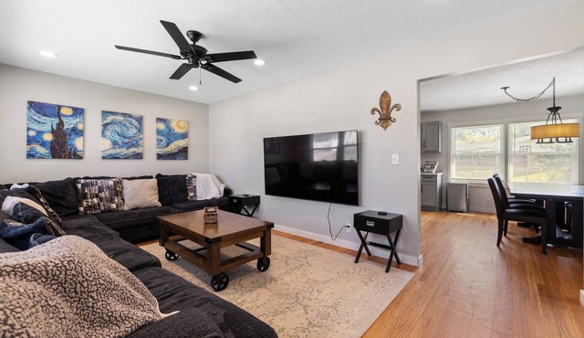 New listing! Newly Renovated 5BR 2 Living Rooms Sleeps 10
