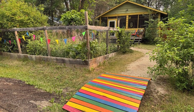 NEW LISTING NIRVANA RENTALS 3-bedroom cottage with AC in Victoria Beach