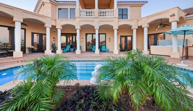 New Listing! Palace Vacay, Pool, Lake, Boat & Spa