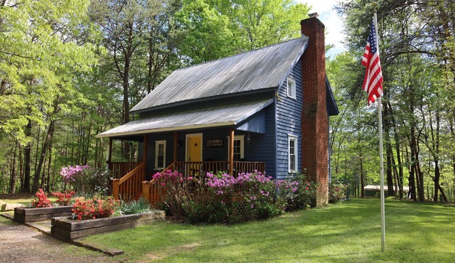 NEW Listing! Perfect Getaway secluded-historic cabin on 5 acres 30 mins to TIEC