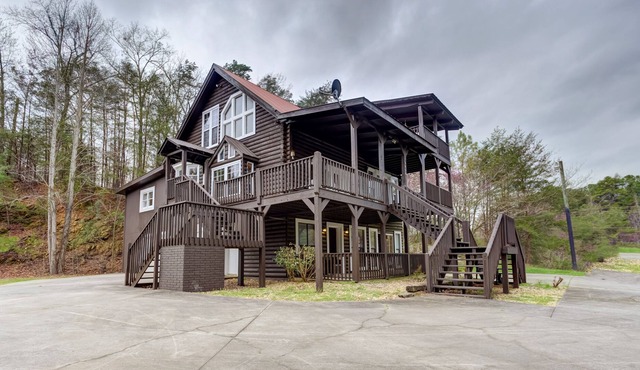 New listing! Perfect home w/ game room, balcony views, & full kitchen!