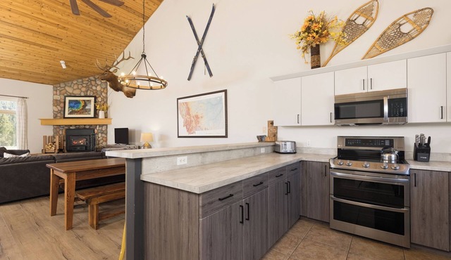 New listing! Recently updated chalet in Big Sky. Hot tub & close to town center!