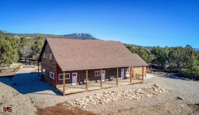 ✨New Listing✨ Red Rock Estate ~ 2 home combo🏡 Hot tubs💧 Near Zion Nat'l Park🏞