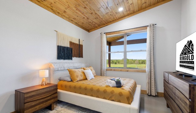 NEW LISTING Rustic meets modern, secluded and quiet, private pond for fishing