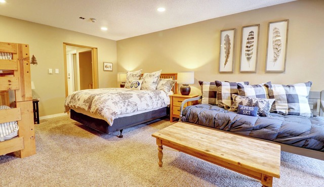 New Listing! Ski in/out Center Village Hotel Room Lots of bedding CM217