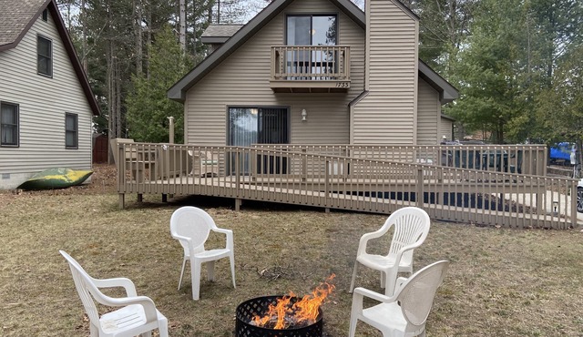 New Listing! Sleeps 10. Across from Upper Silver Lake