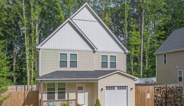 New Listing! Sleeps 11 Fenced In Backyard
