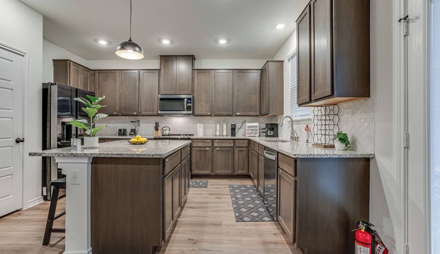 NEW LISTING! Sleeps 12 -Minutes to Six Flags! Central Location -