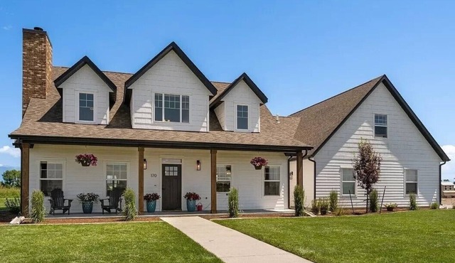 New Listing! Spacious Manhattan home great for groups! Near Belgrade & Bozeman.