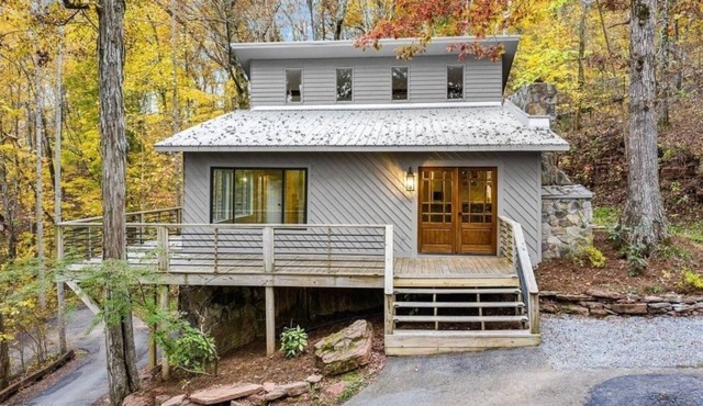 NEW LISTING! Stone Cottage - 3 Bedrooms, 1.5 Baths, Sleeps 6 by RedAwning