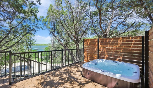 New listing! *Sunshine Retreat: lakeview, fire pit, community pool