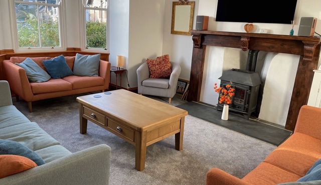 New listing - Super comfortable large house in middle of Lynton!