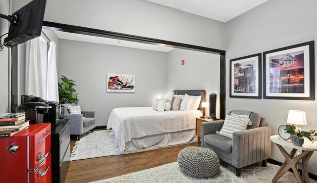 New Listing! The 483 Suite - Walk to Stadium!