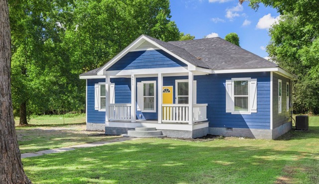 “New listing” The Blue Farm House!