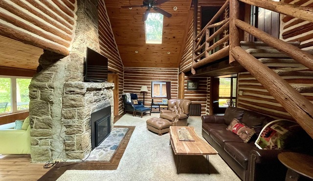 *New Listing to Vrbo* Lovely Lakefront Log Cabin in Medford Lakes