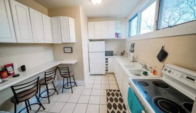 New Listing! Updated lovely one bedroom apartment!n