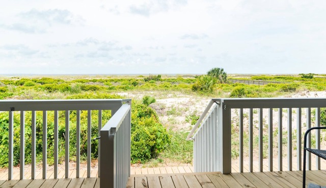 NEW LISTING Ocean Front 1 Bedroom - New Decks and Pool Access