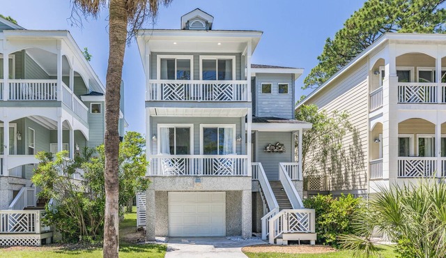New Listing! Walking distance to Marina.