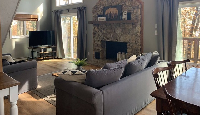 New Listing! Fully updated Ski Chalet walk to slopes and hikes