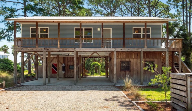 New Listing! Waterfront, Tiki Hut, Elevatorn