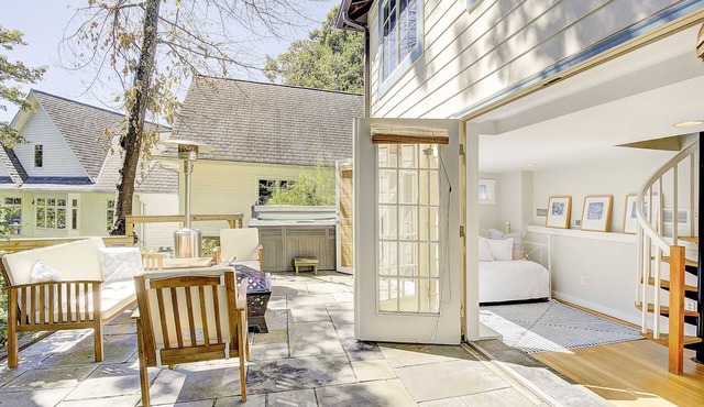 NEW LISTING! Waterfront cottage, hot tub, fire pit, gated community, pier, kayak