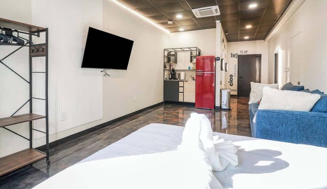 *New* Loft 3 min to CMU, Pitt Sleeps 4
