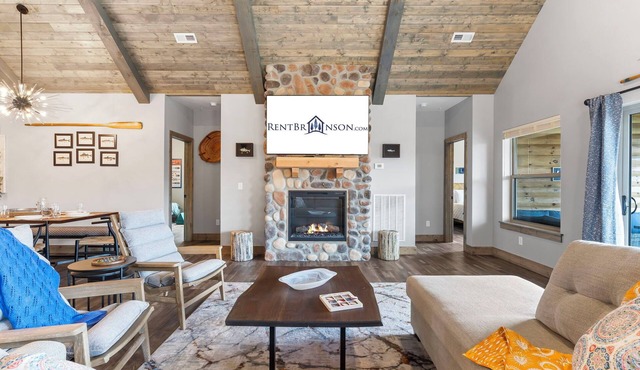 New Log Cabin, Free Local Attraction Tickets Daily, Ozark Views, Cmty Amenities!