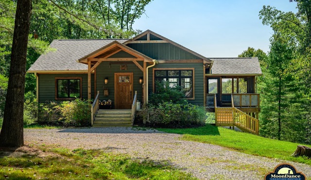 New log cabin on 52 acres, pet-friendly!