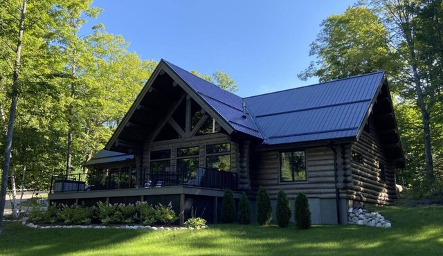 New Log Cabin on beautiful lake in Michigan in America's Summer Golf Capital!