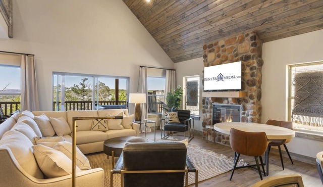 New Log Cabin with Private Hot Tub, Free Daily Activities, Arcade & Shuffleboard