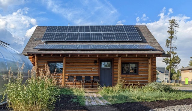 New Log Home - blocks from the West Gate of Yellowstone