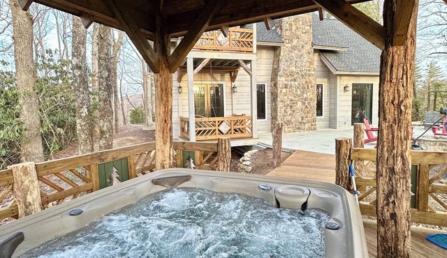 NEW LOG HOME in Hendersonville with fireplace, fire pit and Hot Tub