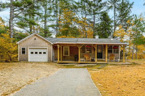 New London Cottage w/Grill, Lake & Beach Access