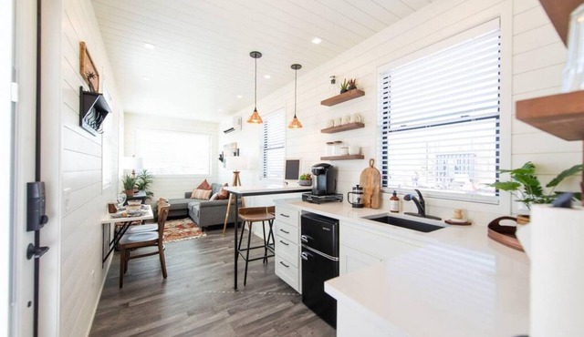 New Longhorn Stunning Container Home-in Alpine