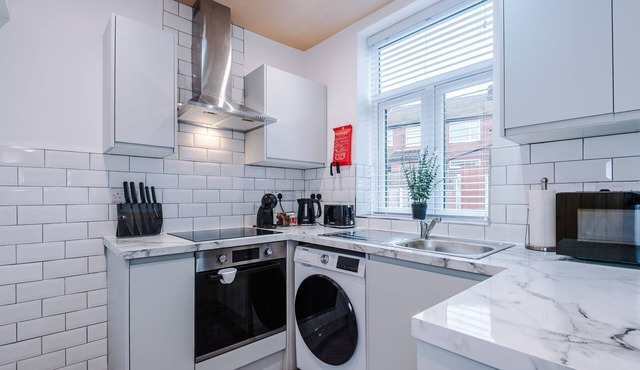 New! Lovely 4 Bed Home with Parking and Garden