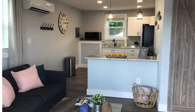 NEW lovely studio apartment with onsite parking!