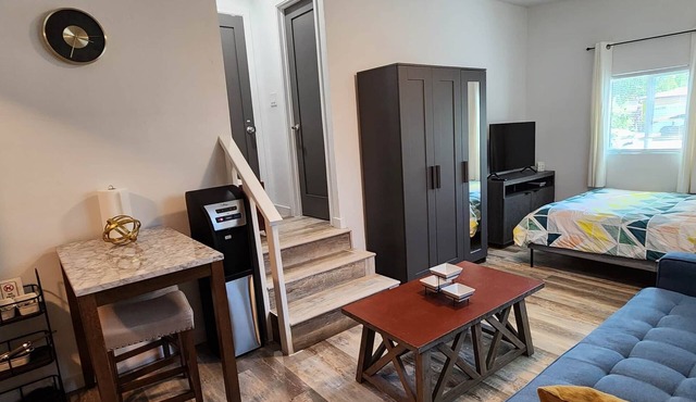 New ! Lovely Studio w/patio, Parking on premises