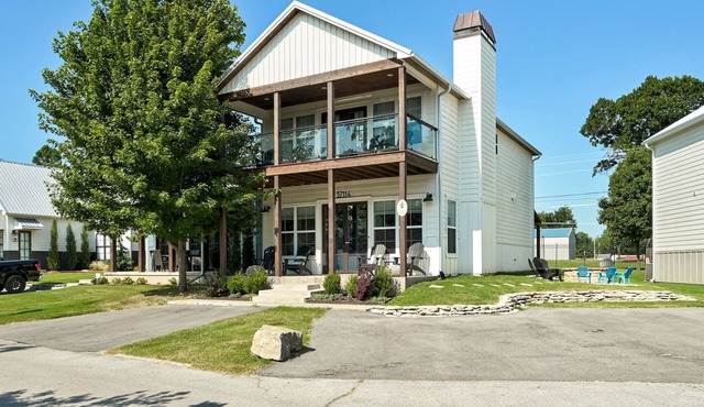 New low prices! Hot tub, pool, boat docks!