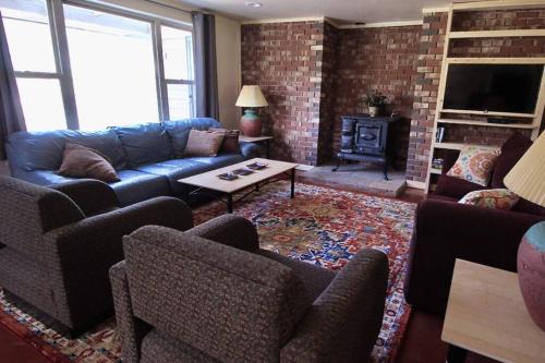 New! Lower Level Ranch Home - 10 mins to Town