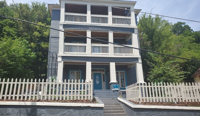 New Lower Rates! Amazing 8 Bedroom 3 Story Downtown Hot Springs! No Admin Fee!